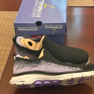 Skechers Women's Black Slip-On Shoe/Sneakers. Size 7.5 New with box!